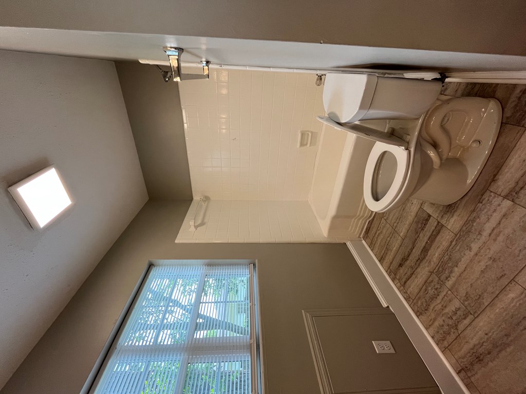 2410 Greenwood Drive, Albany, Georgia image 17
