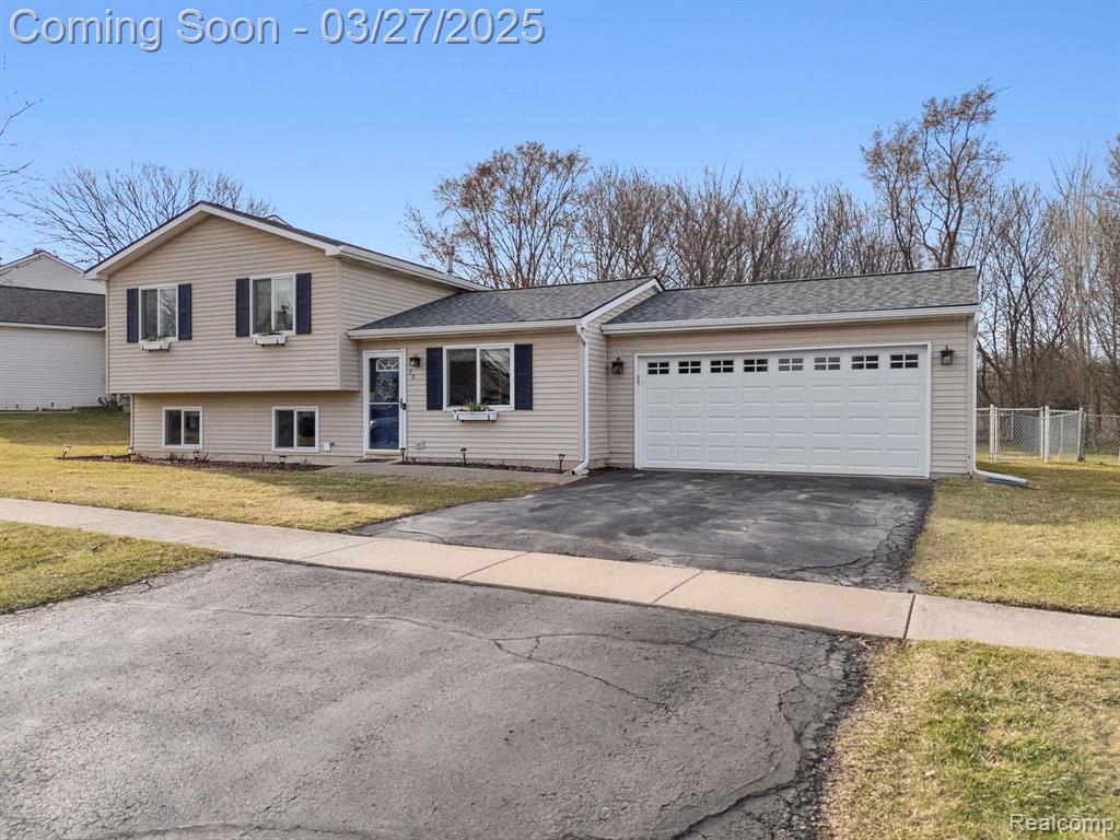 77 Coyote Court , Pinckney, Michigan image 1