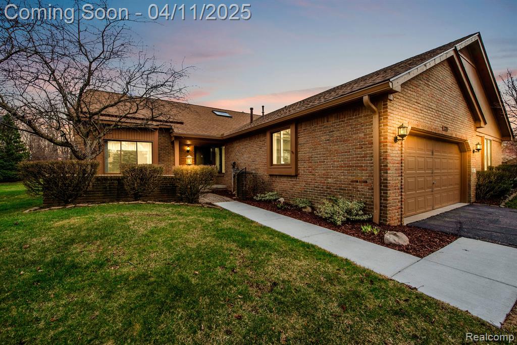 2211 London Bridge Drive , Rochester Hills, Michigan image 1