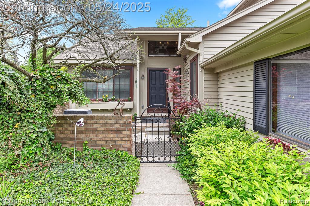 7207 Creeks Bend Drive , West Bloomfield, Michigan image 1