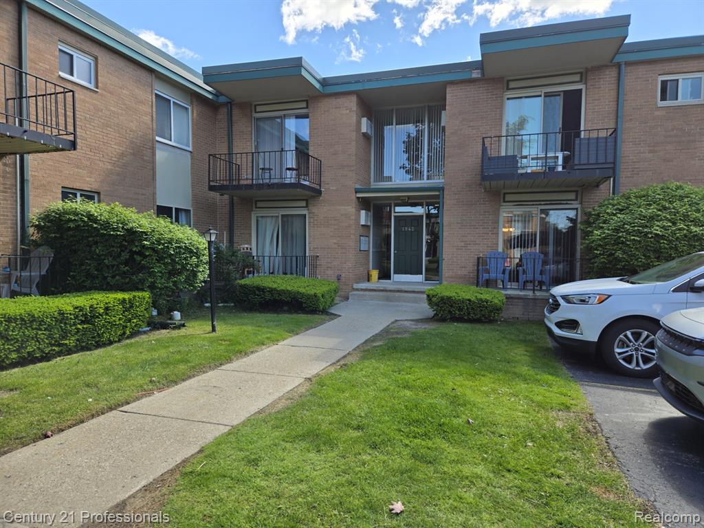 1942 Axtell Drive  #UNIT 8, Troy, Michigan image 1