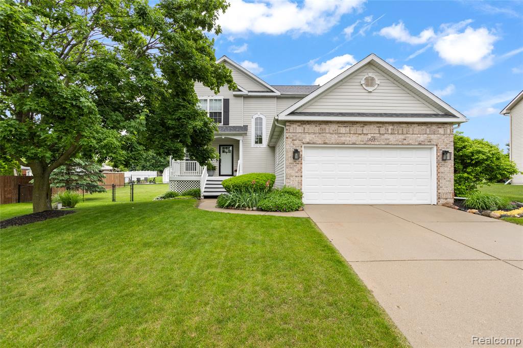 13545 Hunters Crossing , Bath, Michigan image 1