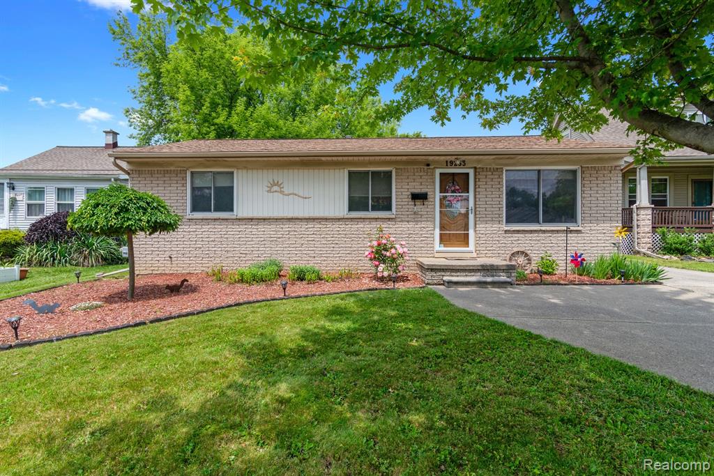 19233 Martin Road , Roseville, Michigan image 1