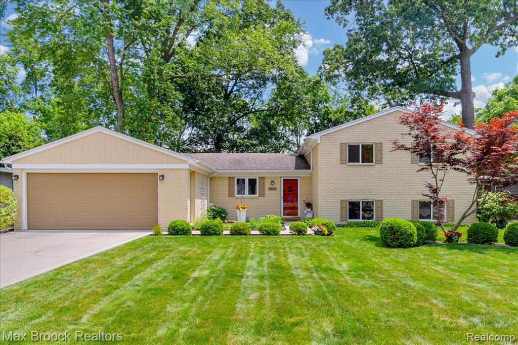 2425 Avondale Street W, Sylvan Lake, Michigan image 1