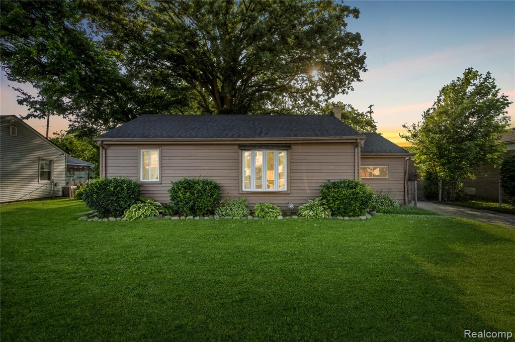 28441 Maple Street , Roseville, Michigan image 1