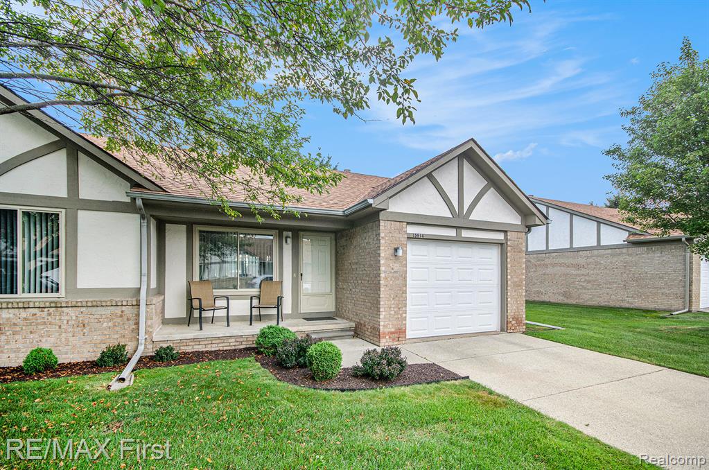 15914 Magnolia Drive S, Clinton Township, Michigan image 1
