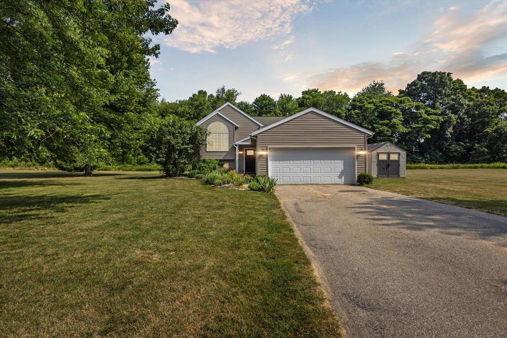 6487 Fox Run Drive Ne, Rockford, Michigan image 1