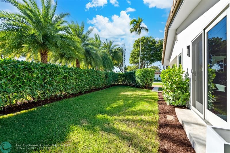 Side yard where a pool can fit.
