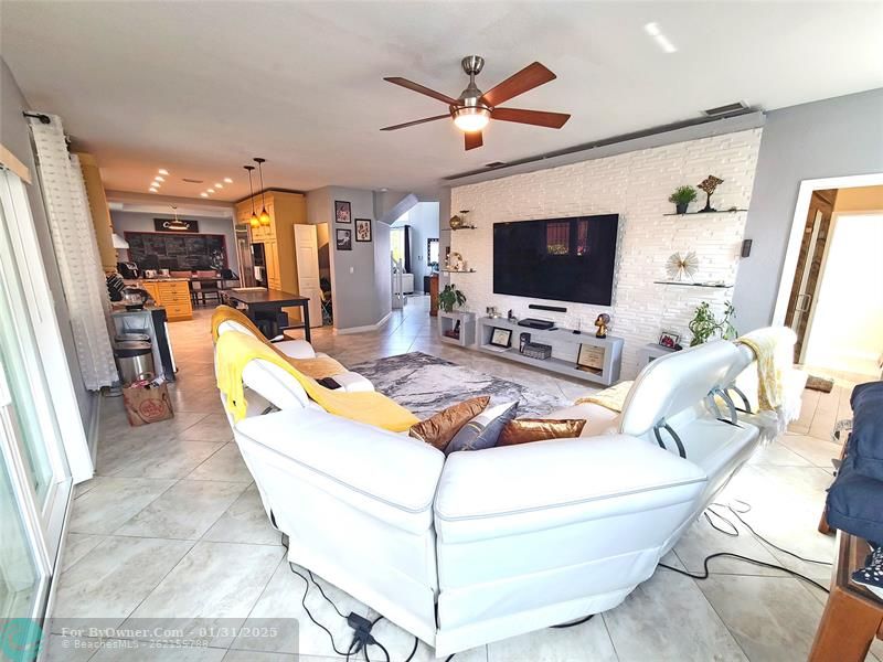 2106 NE 38th Rd, Homestead, Florida image 7
