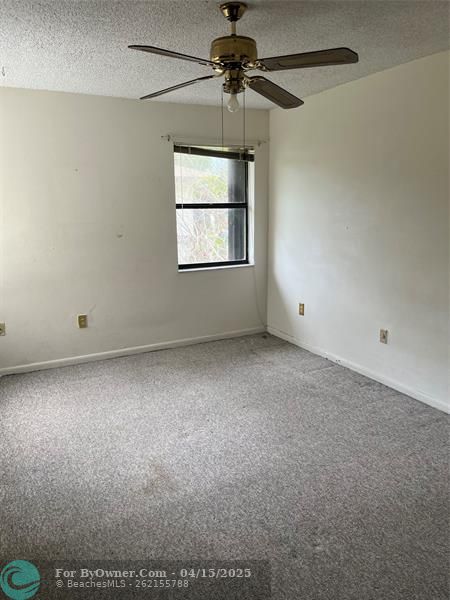 *LARGE MASTER BEDROOM*