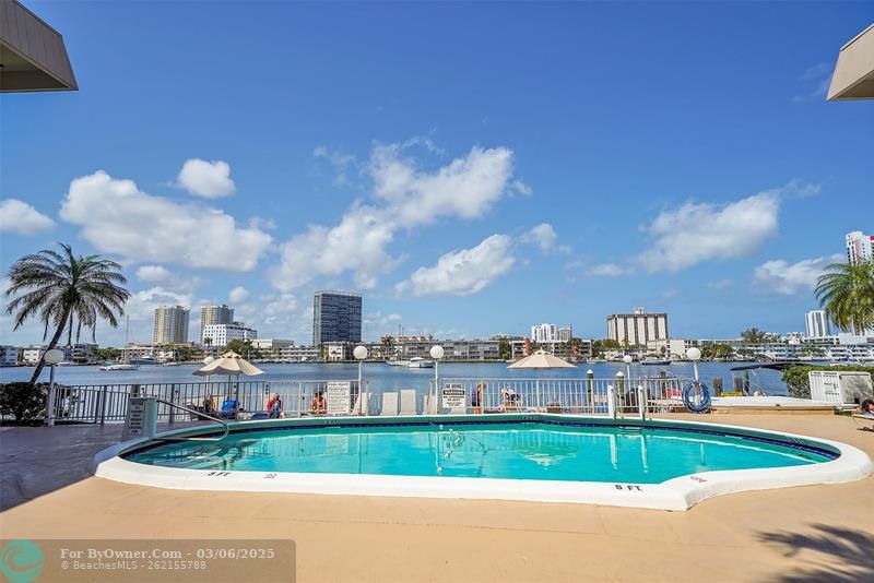 SPECTACULAR WATERFRONT VIEWS While You Relax by the POOL, Host BBQ’s BY THE WATER Overlooking Lake Golden Isles!