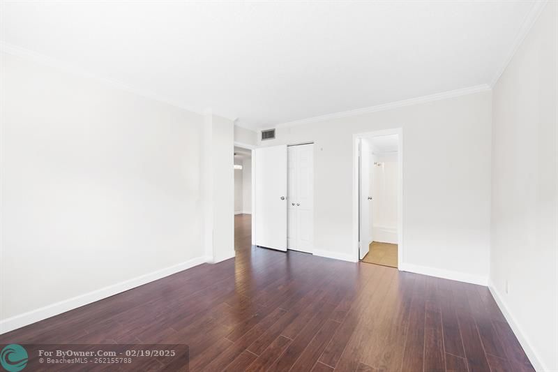 Primary Bedroom w/ walk in closet