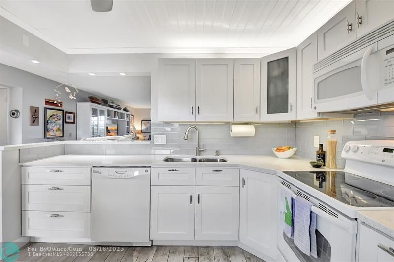 VRG301: Renovated, corner, half open kitchen
