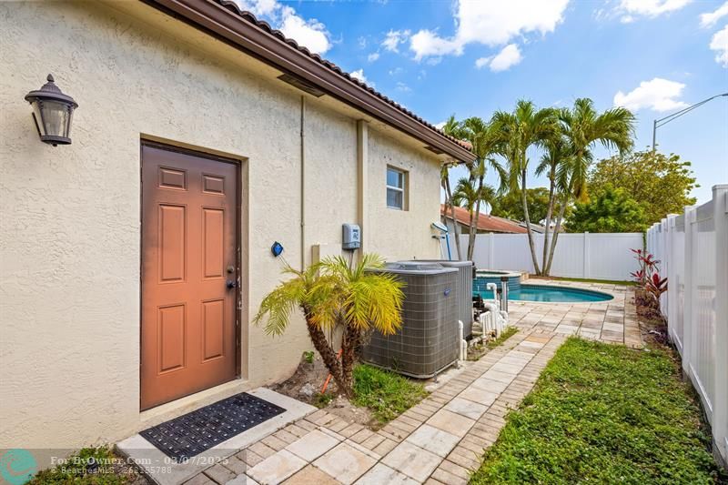 5454 NW 56th Ct, Tamarac, Florida image 34