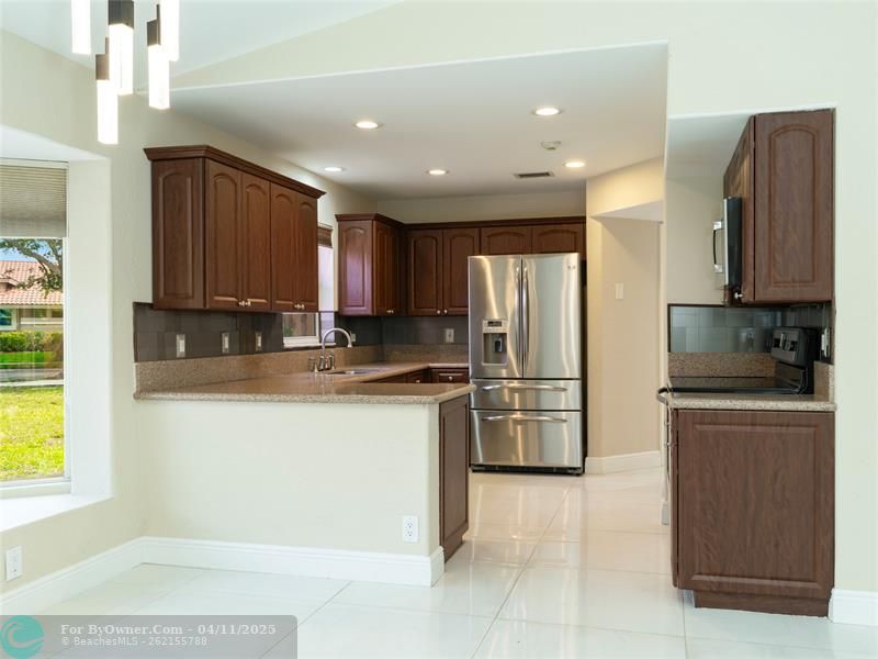 GRANITE & STAINLESS STEEL KITCHEN