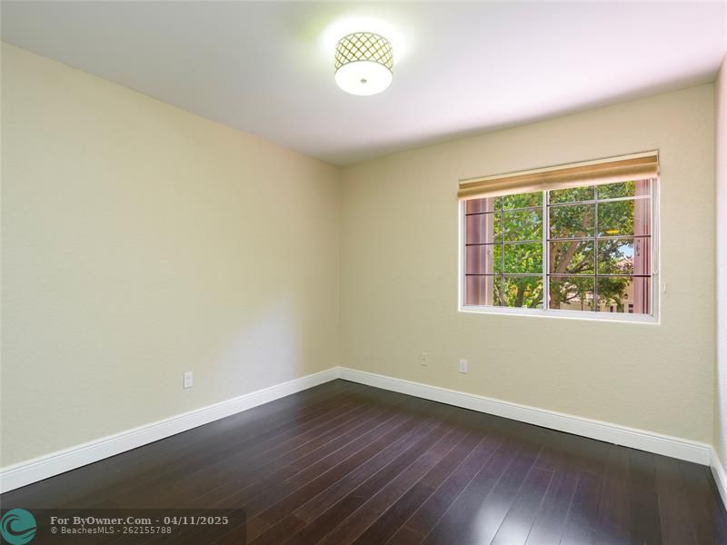 3xBEDROOMS ON THE 2nd FLOOR