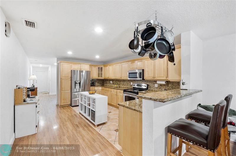 Features Stainless steel Appliances, granite counter tops / Breakfast Bar