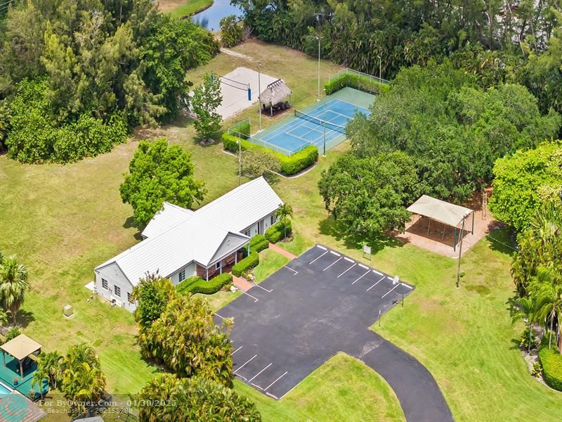 Enjoy the convenience of the neighborhood clubhouse and tennis courts
