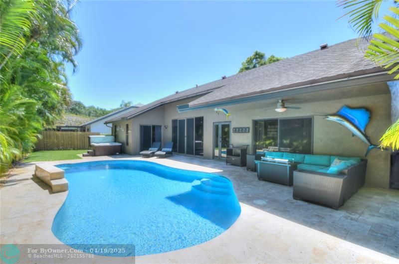 VERY PRIVATE POOL,SPA, with LUSH LANDSCAPING