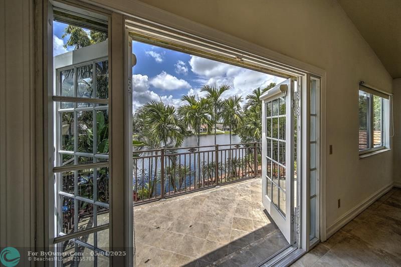 Spectacular lake view from the tiled balcony!