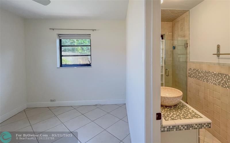 Master Bedroom - Showing bathroom