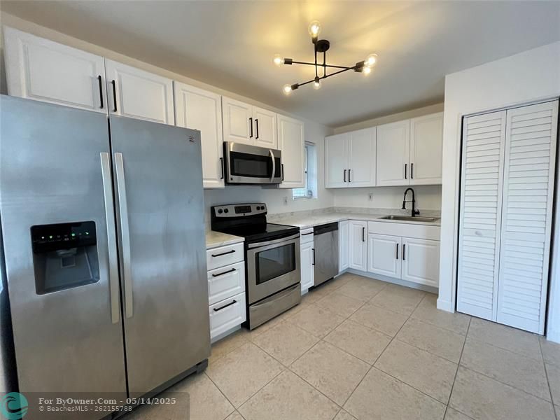 4071 N Dixie Hwy #20, Oakland Park, Florida image 2