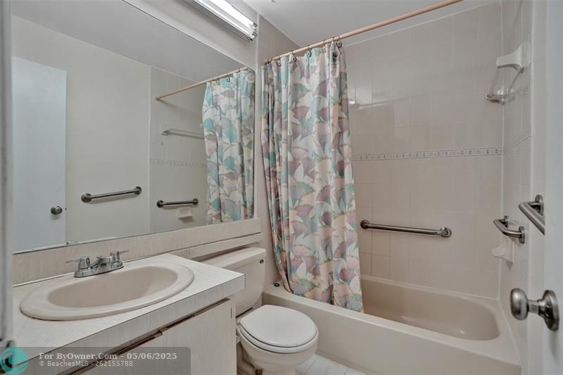 GUEST BATHROOM WITH TUB/SHOWER COMBO