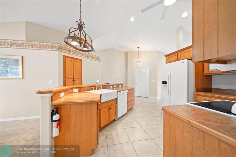585 Cavern Ter, Sebastian, Florida image 9