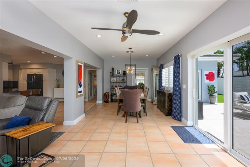 9 foot ceilings in dining area