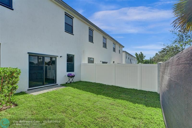 586 NW 203rd Ter, Miami, Florida image 33