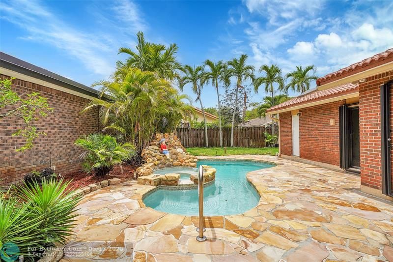 3360 E Point Drive, Cooper City, Florida image 10