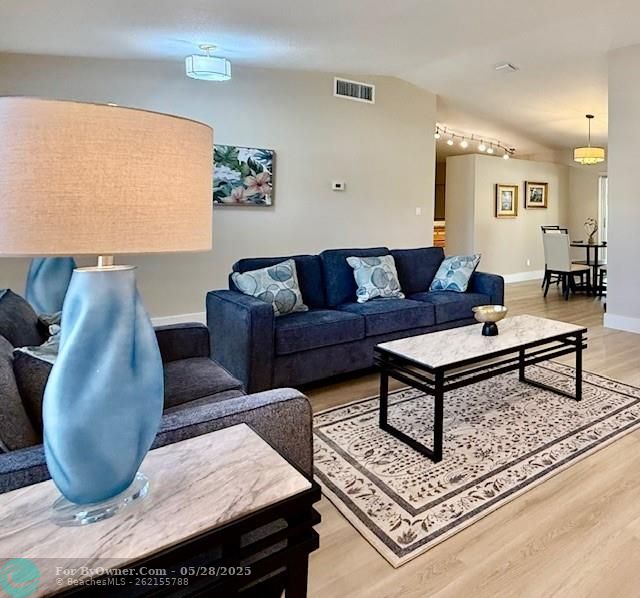 Spacious livingroom/family room