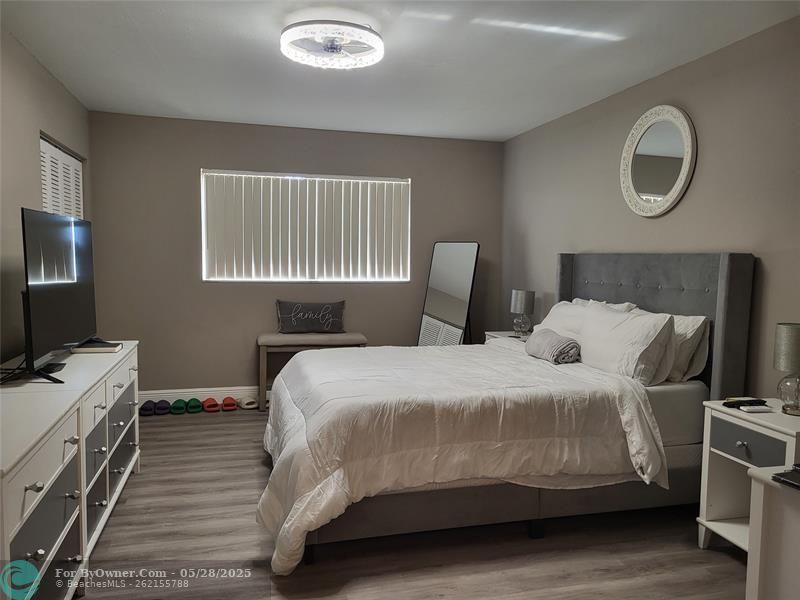 Spacious master bedroom,with large walk in closet.Beautiful flooring water and noise resistance.