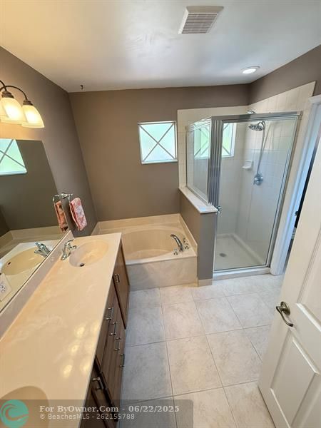 MASTER BATH W TUB & SEPARATE SHOWER
