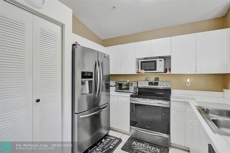 * LARGE PANTRY W/PLENTY OF STORAGE SPACE*