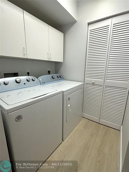 Laundry room with additional extra espace for storage