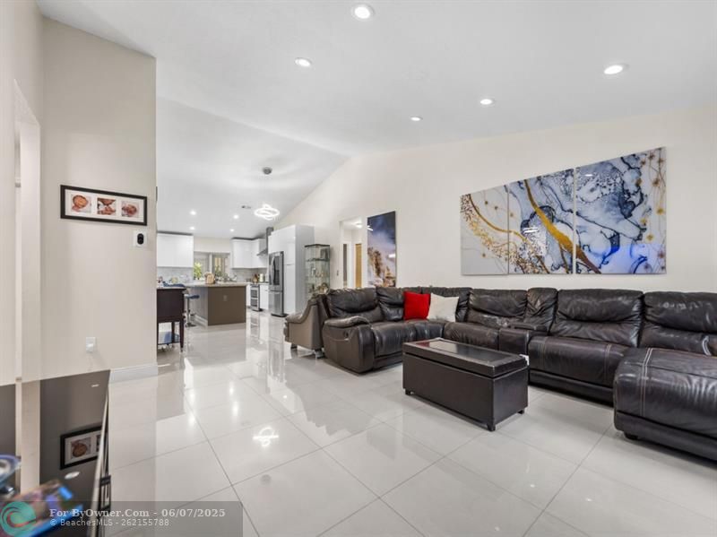 8984 NW 187th St, Hialeah, Florida image 11