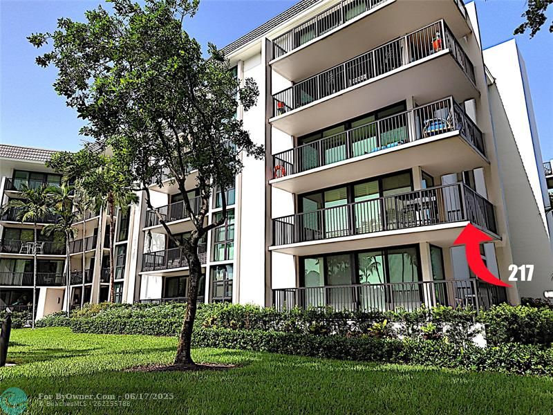 River Reach is minutes from the beaches, Fort Lauderdale downtown, the Broward Center for the Performing Arts, Museum of Discovery and Science, Las Olas Riverfront entertainment complex and the famous Las Olas Boulevard shopping and dining district.