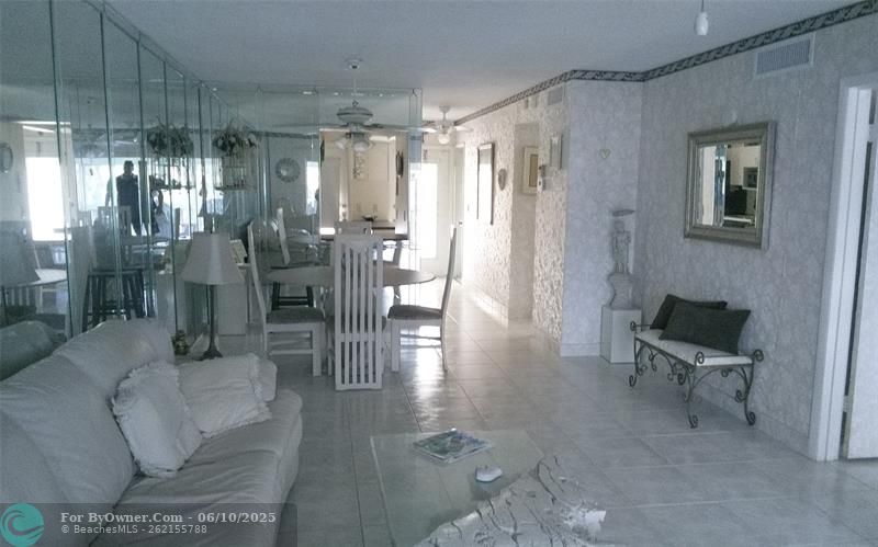 460 Paradise Isle Blvd #301, Hallandale Beach, Florida image 6