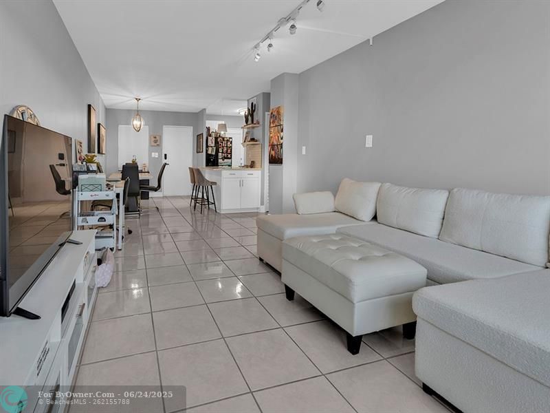 2555 NE 11th St #708, Fort Lauderdale, Florida image 9