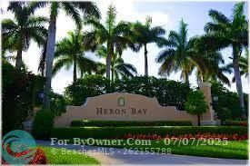 The back garden is very private on both sides there are high bushes so neighbors cannot see inside. across the lake there are no neighbors behind so you have complete privacy,
