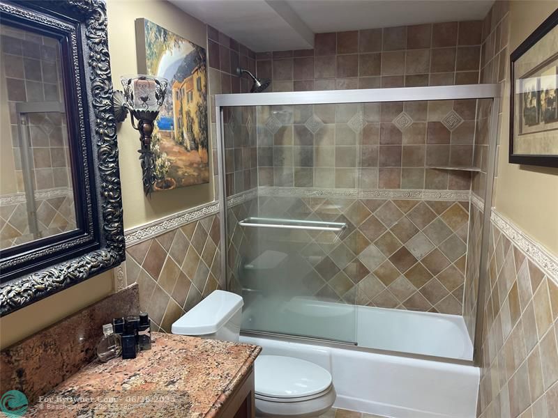 427 Golden Isles Dr #14C, Hallandale Beach, Florida image 13