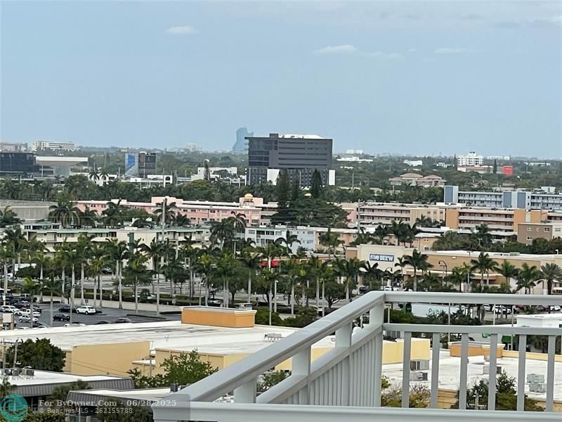 427 Golden Isles Dr #14C, Hallandale Beach, Florida image 17