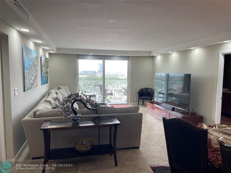 427 Golden Isles Dr #14C, Hallandale Beach, Florida image 3