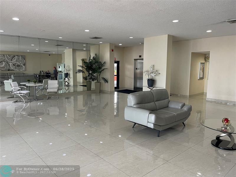 427 Golden Isles Dr #14C, Hallandale Beach, Florida image 27