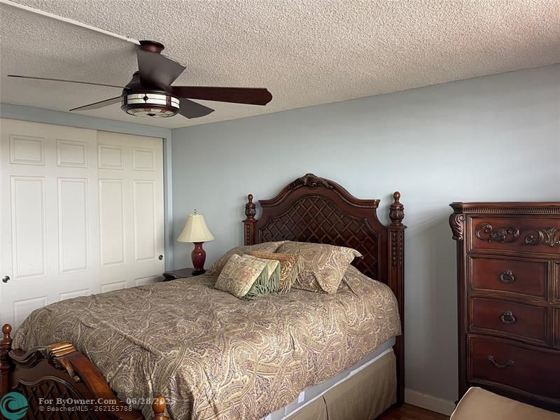 427 Golden Isles Dr #14C, Hallandale Beach, Florida image 4