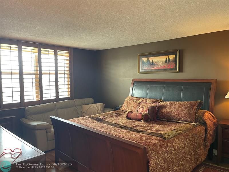 427 Golden Isles Dr #14C, Hallandale Beach, Florida image 5