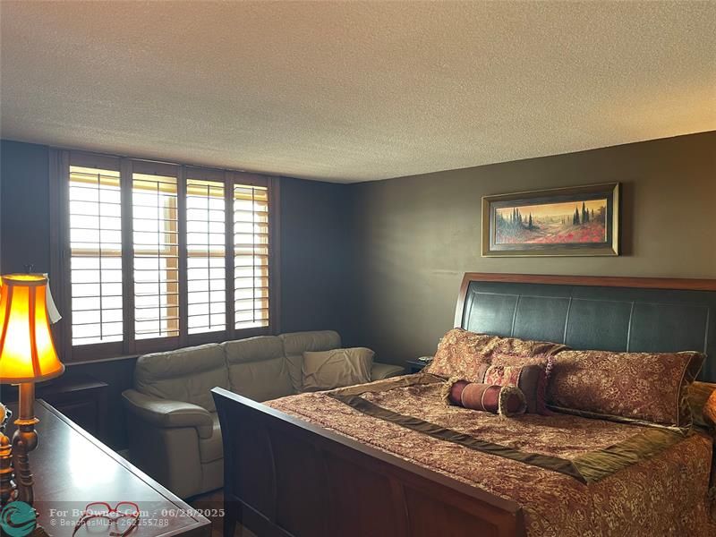 427 Golden Isles Dr #14C, Hallandale Beach, Florida image 6