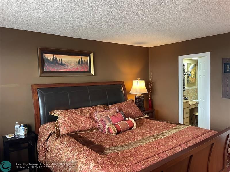 427 Golden Isles Dr #14C, Hallandale Beach, Florida image 7