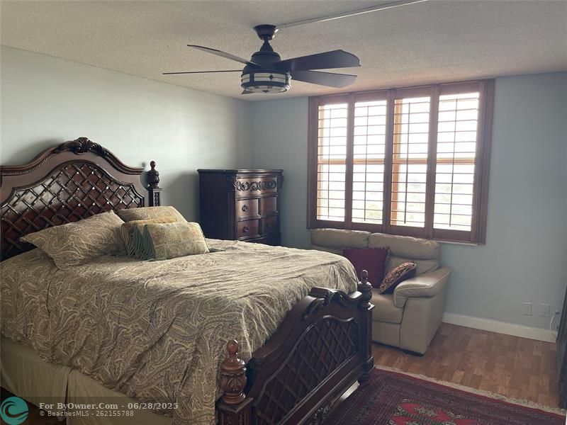 427 Golden Isles Dr #14C, Hallandale Beach, Florida image 8